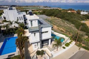 מבט מלמעלה על Seaside Luxury Villa