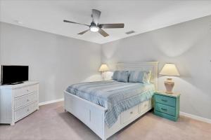 una camera da letto con un letto e un ventilatore a soffitto di 14060 Heritage Landing Unit 322 a Burnt Store Marina Altre 30 foto