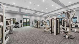 una palestra con tapis roulant e macchine in una stanza di 14060 Heritage Landing Unit 322 a Burnt Store Marina