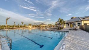 una grande piscina in un resort con palme di 14060 Heritage Landing Unit 322 a Burnt Store Marina