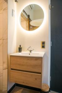 La salle de bains est pourvue d'un lavabo et d'un miroir. dans l'établissement Room In The Center Of Tilburg Low Budget, à Tilbourg