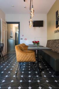 - une salle à manger avec une table et un canapé dans l'établissement Room In The Center Of Tilburg Low Budget, à Tilbourg