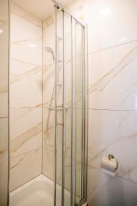 um chuveiro com uma porta de vidro na casa de banho em Room In The Center Of Tilburg Low Budget em Tilburg