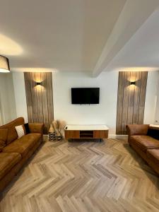 Spacious home near park and playing fields的电视和/或娱乐中心
