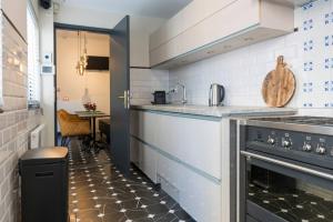 een keuken met een fornuis en een aanrecht bij Unique Luxurious Warm Room New in Tilburg