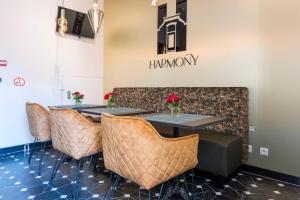 Unique Luxurious Warm Room New في تيلبورغ: مطعم بطاولتين وكراسي وعلامة