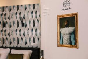 une photo encadrée d'un homme sur la porte d'une pièce dans l'établissement Luxe Studio With Garden Alexander, à Tilbourg