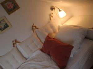 um quarto com uma cama com um candeeiro na parede em Holiday apartment Susanne em Ascheberg