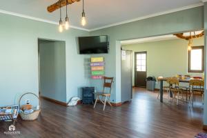 TV a/nebo společenská místnost v ubytování Palmeiras Beach House - Santa Cruz