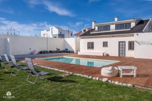 Bazén v ubytování Palmeiras Beach House - Santa Cruz nebo v jeho okolí