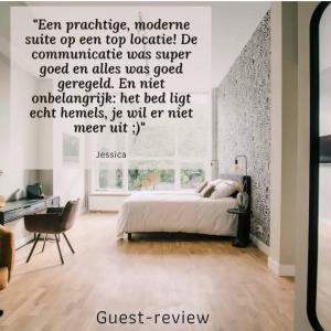 een slaapkamer met een bed met een citaat aan de muur bij Luxe Suite With Garden And Bath Sophie in Tilburg