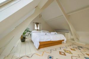 um quarto com uma cama grande num sótão em Lovely House Casa Colores Center 7p em Tilburg