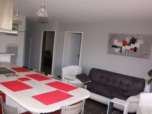 un salon avec une table et un canapé dans l'établissement Maison moderne proche de Chartres avec parking privé - FR-1-581-127, à Mignières 3 autres photos