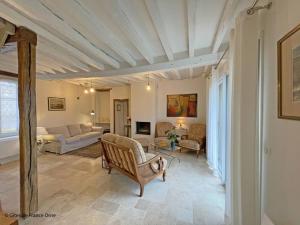 ein Wohnzimmer mit Sofa und Tisch in der Unterkunft Maison de campagne restaurée dans le Perche, animaux acceptés - FR-1-497-195 in La Roberie