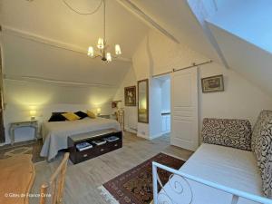 Tempat tidur dalam kamar di Gîte Longny les Villages-Monceaux-au-Perche, 4 pièces, 7 personnes - FR-1-497-195