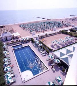 vista sulla piscina e sulla spiaggia di Hotel Heron a Lido di Jesolo