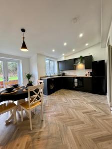 阿伯代尔Spacious home near park and playing fields的带桌子的客厅和厨房