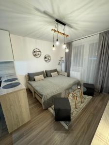 um quarto com uma cama e uma mesa em Moderný apartmán s výhľadom na Vysoké Tatry em Poprad