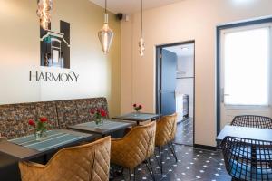 un restaurant avec des tables et des chaises et un panneau indiquant hamuana dans l'établissement Cozy Room, Just Renovated, à Tilbourg
