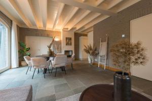 uma sala de estar com mesa e cadeiras em Stunning Catena Property em Boxtel
