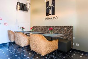 comedor con 2 mesas y sillas en Lovely Suite Newly Renovated en Tilburg