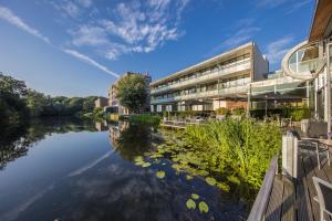 ein Gebäude neben einem Wasserkörper in der Unterkunft Hotel Mitland in Utrecht