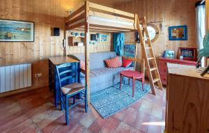 Habitación pequeña con litera y escritorio. en Gorgeous Home In Pleumeur-bodou With Kitchenette en Pleumeur-Bodou