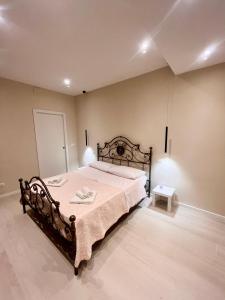ローマにあるDomus San Giovanniのベッドルーム1室(大型ベッド1台付)