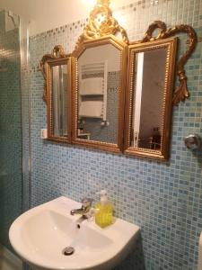 a bathroom with a sink and a mirror at Hotel Alexis in Rome