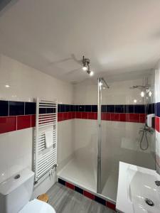 een badkamer met een douche, een toilet en een wastafel bij Maria Grazia Hotel in Saint Gatien des Bois 