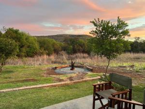 une arrière-cour avec un étang et un arbre dans l'établissement Eco Farm Cottage, à Millvale