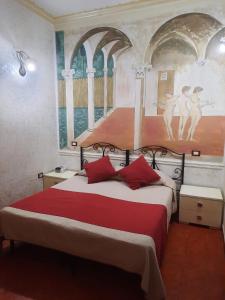 Schlafzimmer mit einem Bett mit Wandgemälde in der Unterkunft Hotel Alexis in Rom