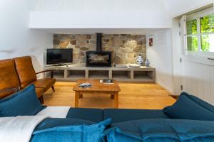 - un salon avec un canapé et une cheminée dans l'établissement Casa das 7 Leiras, 