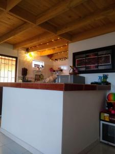 une cuisine avec un comptoir et un comptoir dans l'établissement Chalet Laguna Sagrada de Fuquene, à Fúquene