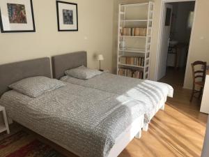 ein Schlafzimmer mit einem Bett und einem Bücherregal in der Unterkunft Gîte de l'Olympe in Aspiran