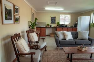 un salon avec un canapé et une table dans l'établissement Eco Farm Cottage, à Millvale