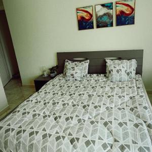 een slaapkamer met een groot bed met 2 kussens bij Home stay - FEMALE GUEST ONLY -ممنوع دخول الرجال in Sharjah