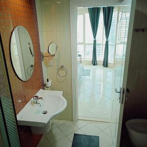 ein Bad mit einem Waschbecken, einem Spiegel und einer Dusche in der Unterkunft Home stay - FEMALE GUEST ONLY -ممنوع دخول الرجال in Schardscha