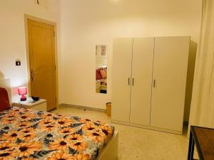 een slaapkamer met een bed en een dressoir bij A103 Cozy Private Room Shared Apartment Muroor Abu Dhabi UAE in Abu Dhabi