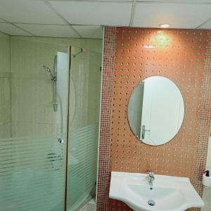 ein Bad mit einem Waschbecken und einem Spiegel in der Unterkunft Home stay - FEMALE GUEST ONLY -ممنوع دخول الرجال in Schardscha
