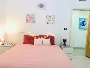 een slaapkamer met een roze bed met verlichting bij A103 Cozy Private Room Shared Apartment Muroor Abu Dhabi UAE in Abu Dhabi