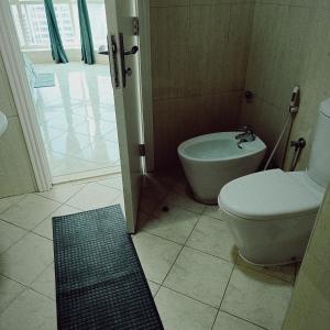 ein Bad mit einem WC und einem Bidet in der Unterkunft Home stay - FEMALE GUEST ONLY -ممنوع دخول الرجال in Schardscha