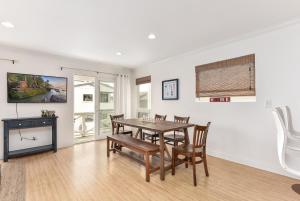 uma sala de jantar com mesa e cadeiras em 4 Bedroom Home with Rooftop & Peek-A-Boo Ocean View em Newport Beach