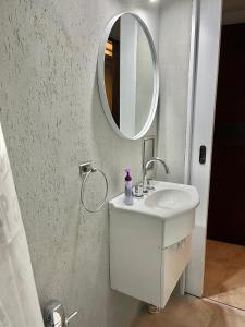 ein Bad mit einem Waschbecken und einem Spiegel in der Unterkunft Departamento Centro Esmeralda 11 in Buenos Aires