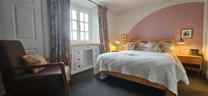 - une chambre avec un lit, une chaise et une fenêtre dans l'établissement The Drunken Duck Inn, à Ambleside