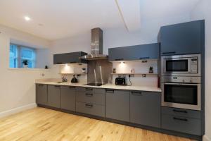 une grande cuisine avec des appareils électroménagers en acier inoxydable dans l'établissement One of a kind Historic 3 bedroom apartment, à Aberdeen