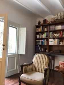 Η βιβλιοθήκη του διαμερίσματος