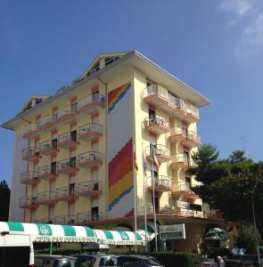 een gebouw met een regenboog muurschildering aan de zijkant bij Maxi Heron in Lido di Jesolo