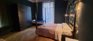 een slaapkamer met een bed en een groot raam bij Family Hostel Milano in Milaan