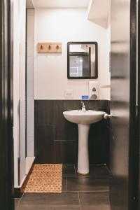 a bathroom with a sink and a mirror at Auberge Saintlo Montréal Hostel in Montréal